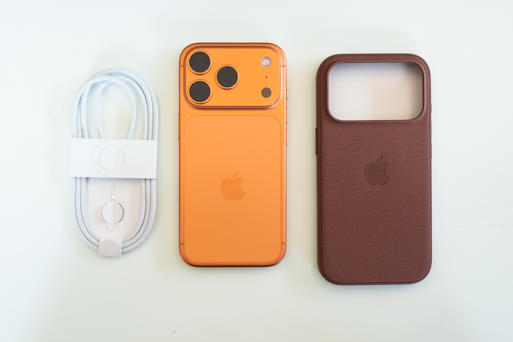 Đây là ảnh thực tế iPhone 17 Pro đang "cháy hàng" tại Việt Nam, phiên bản màu Cam Vũ Trụ đẹp lạ mắt - Ảnh 2