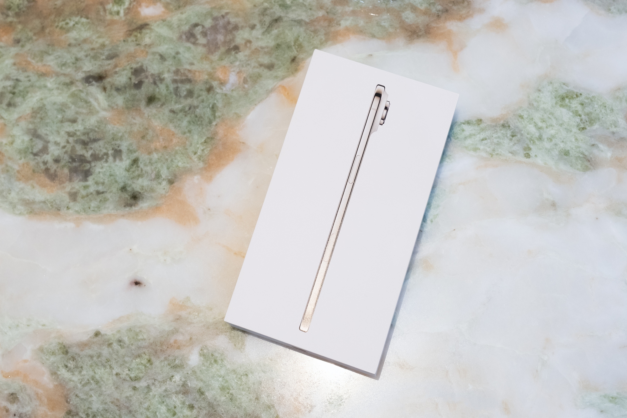 Mở hộp chiếc iPhone mỏng nhất thế giới vừa mở bán chính hãng tại Việt Nam - Ảnh 1