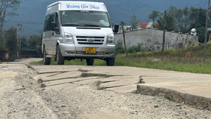 Đường hơn 1.800 tỷ ở Đà Nẵng mới thảm nhựa đã bong tróc, vá chằng vá đụp - Ảnh 12