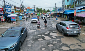 Đường hơn 1.800 tỷ ở Đà Nẵng mới thảm nhựa đã bong tróc, vá chằng vá đụp - Ảnh 10