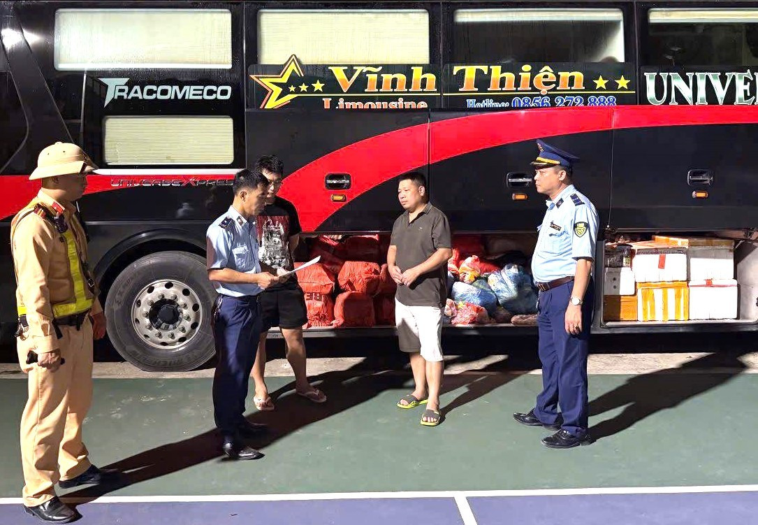 Phát hiện xe khách chở 3 tấn thực phẩm đông lạnh không rõ nguồn gốc - Ảnh 1