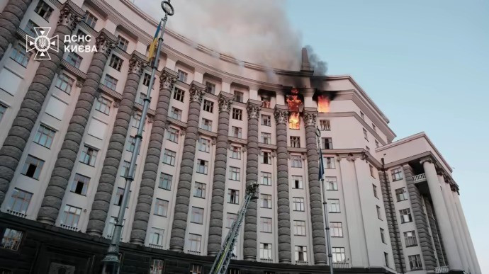 Tòa nhà Chính phủ Ukraine bốc cháy sau cuộc không kích của Nga - Ảnh 1