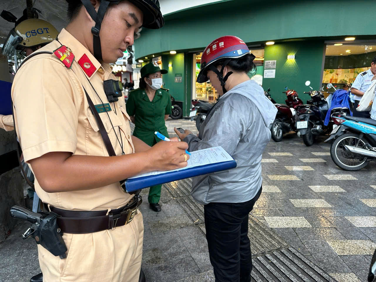 CSGT TP HCM sẽ tăng cường xử phạt một lỗi mà người đi xe máy vi phạm nhiều - Ảnh 1
