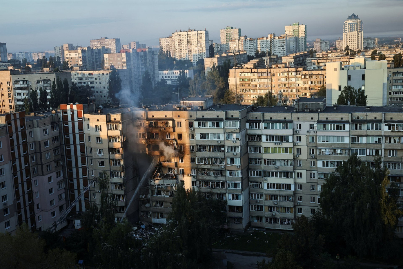 Tòa nhà Chính phủ Ukraine bốc cháy sau cuộc không kích của Nga - Ảnh 4