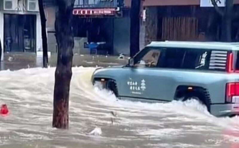 Ngập nặng do bão nhưng 'tàu ngầm 4 bánh' của Trung Quốc vẫn ung dung lội: Dân tố đi đến đâu hỏng đến đấy - Ảnh 1