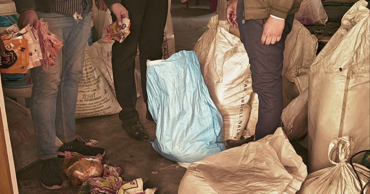 Đột kích một nhà máy, công an triệt phá đường dây sản xuất và tiêu thụ muối giả quy mô khủng, tịch thu hàng nghìn kg sản phẩm kém chất lượng - Ảnh 2