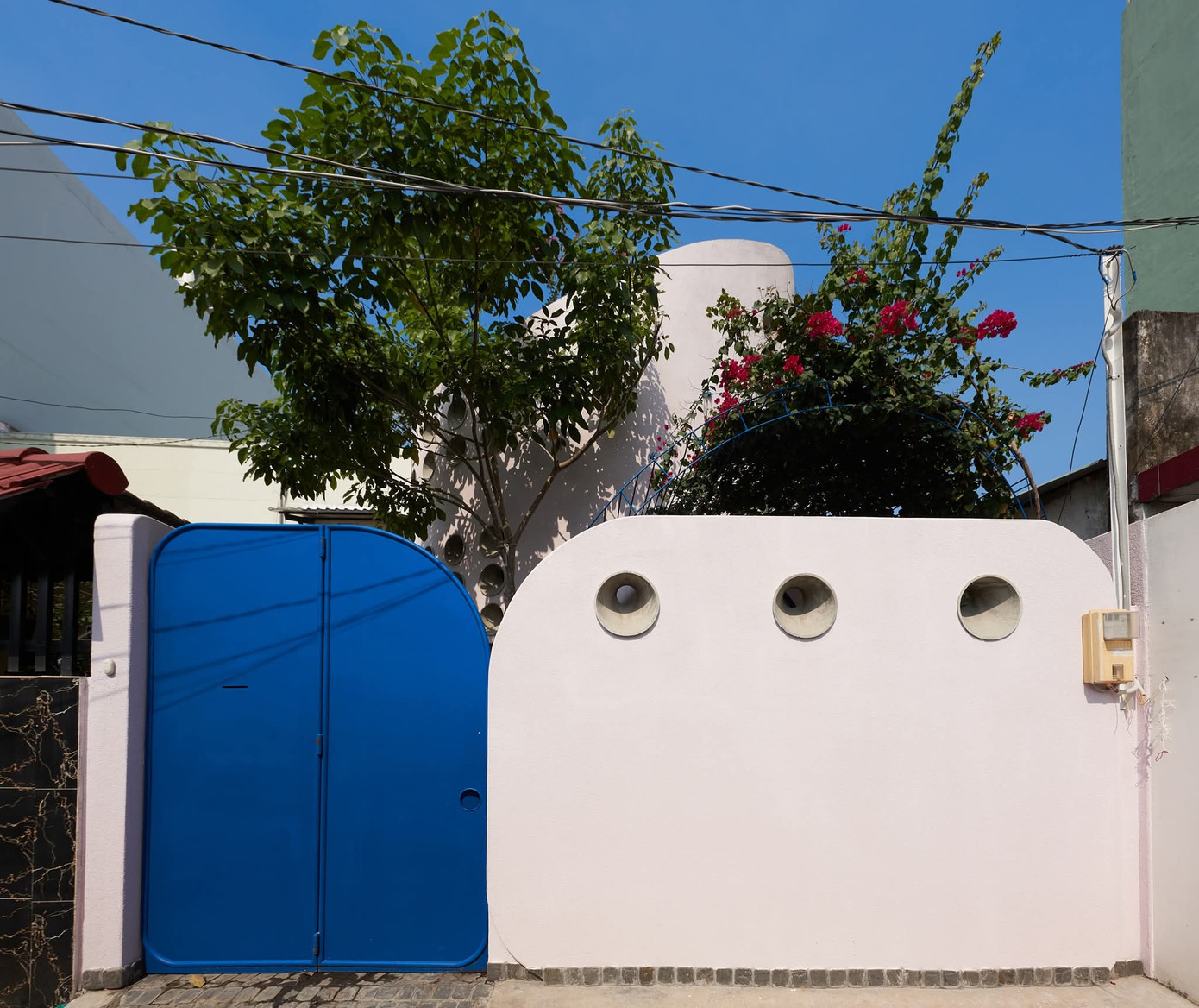 Ngôi nhà 160m2 với gam màu đặc biệt ở TP.HCM - Ảnh 1