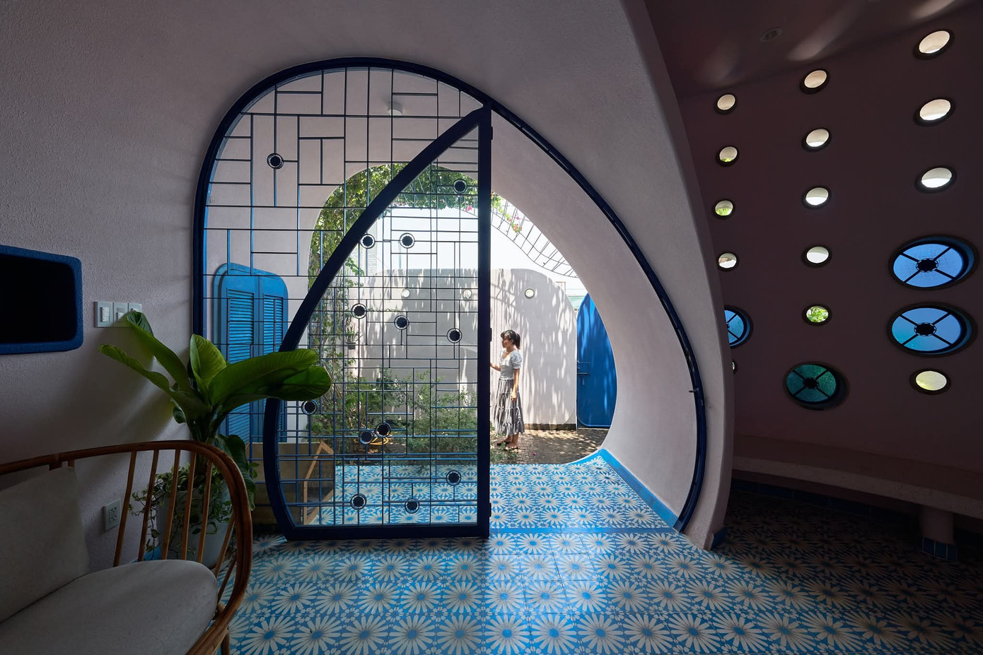 Ngôi nhà 160m2 với gam màu đặc biệt ở TP.HCM - Ảnh 3