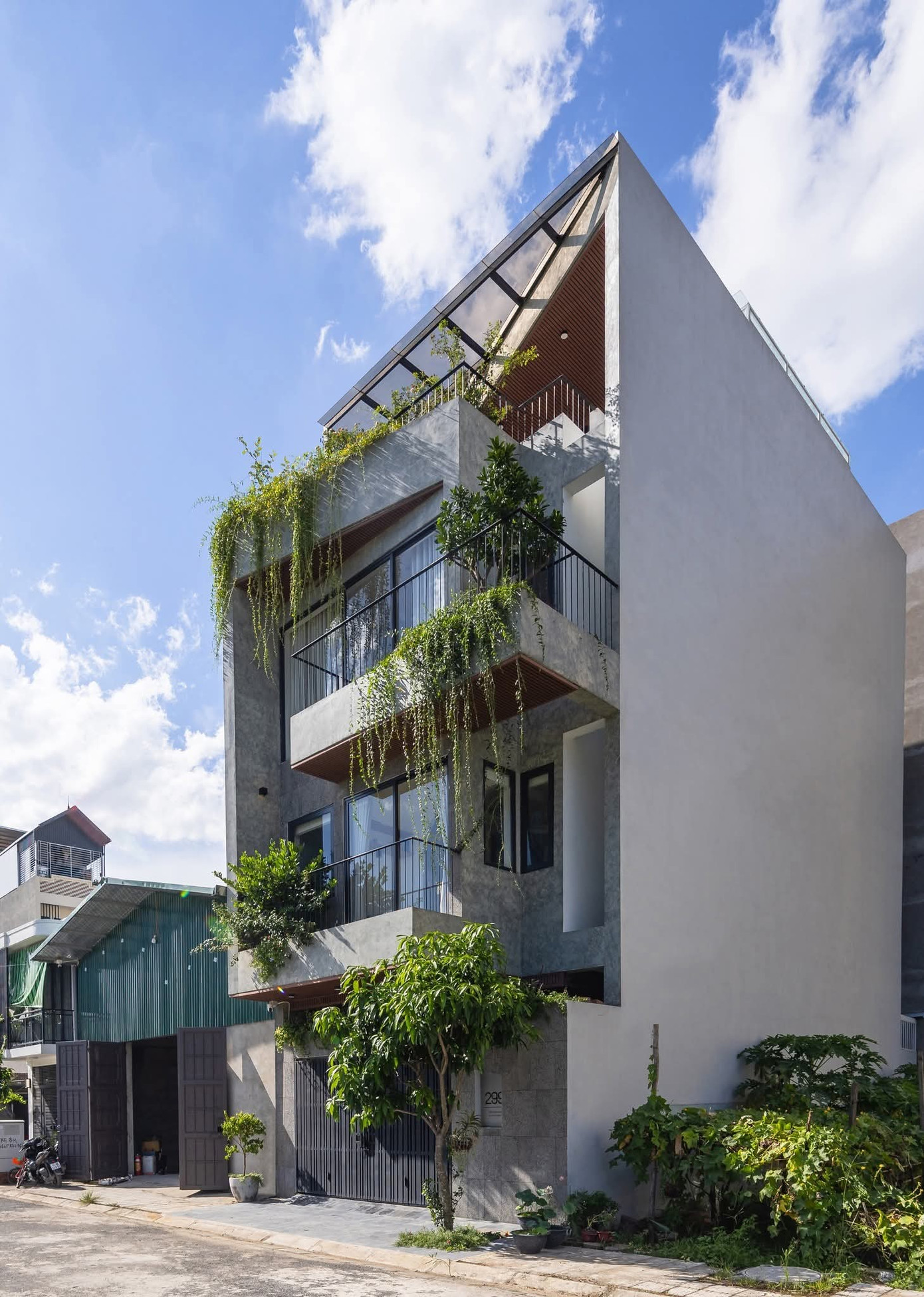 Tối ưu thông gió, ánh sáng, kết nối thiên nhiên cho nhà phố 3 tầng - Ảnh 2