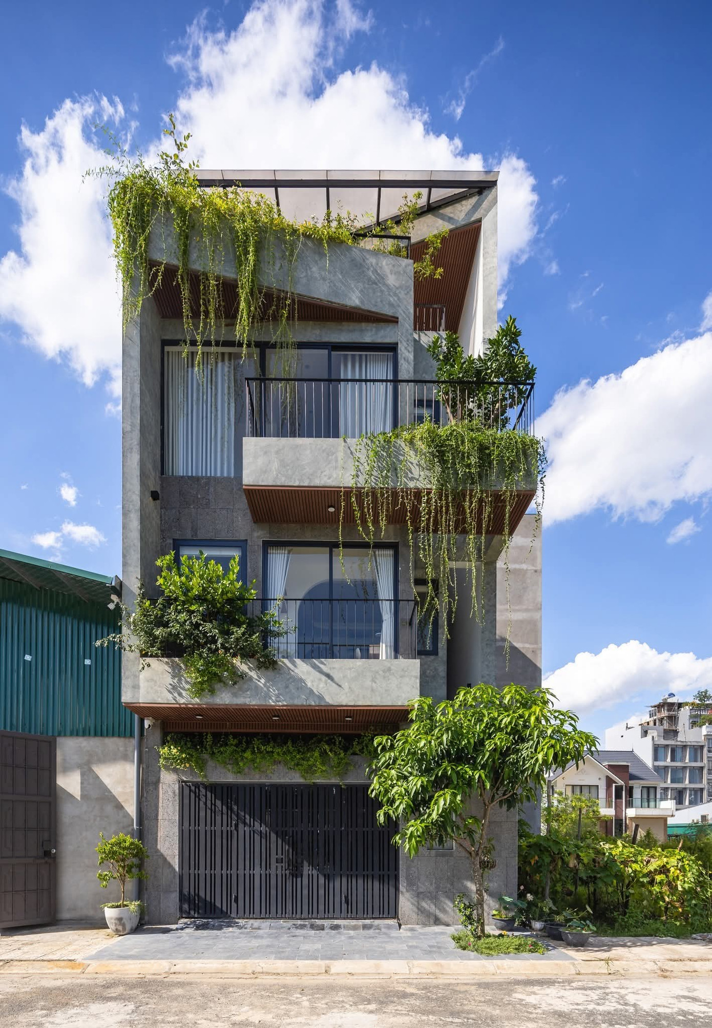 Tối ưu thông gió, ánh sáng, kết nối thiên nhiên cho nhà phố 3 tầng - Ảnh 1