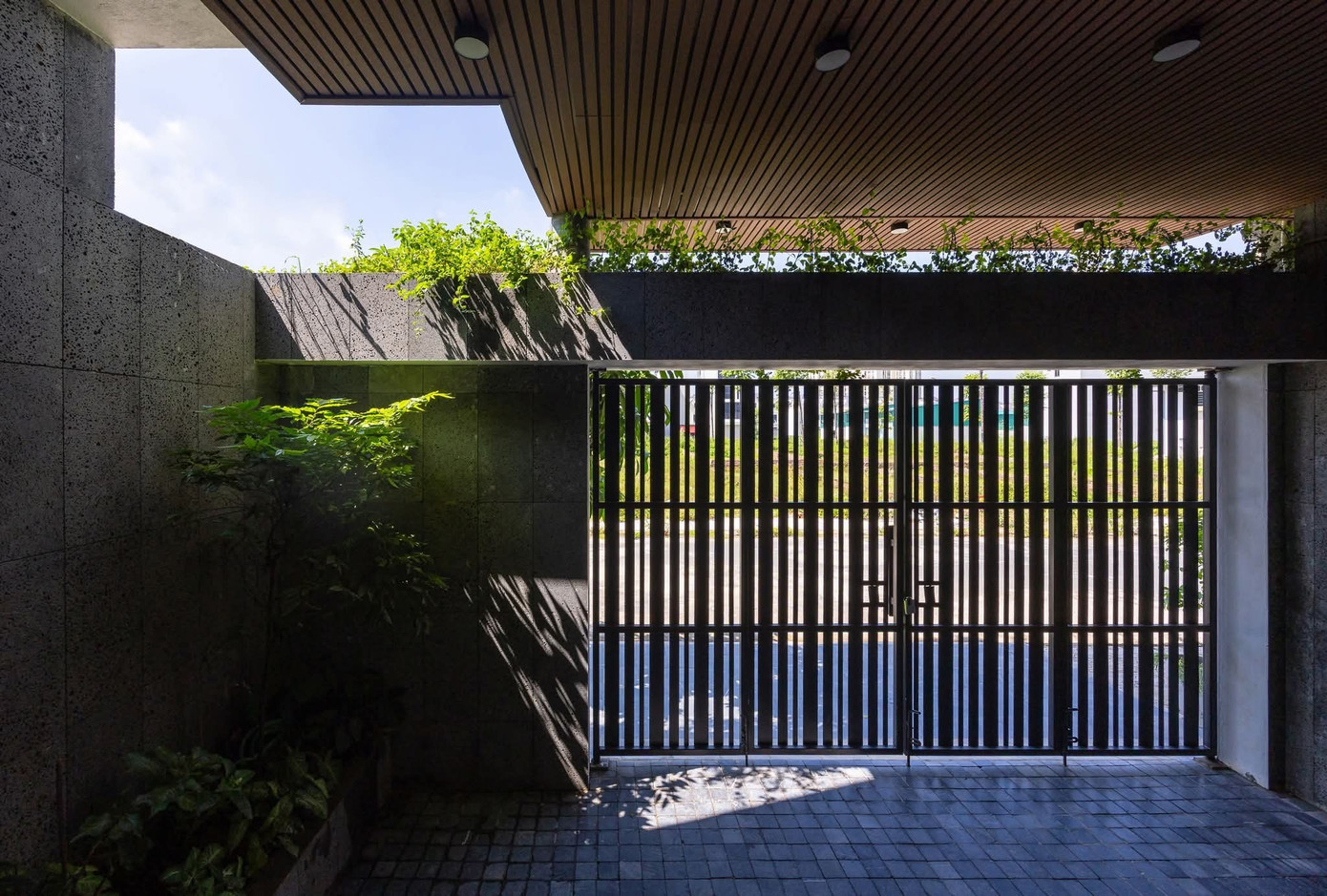 Tối ưu thông gió, ánh sáng, kết nối thiên nhiên cho nhà phố 3 tầng - Ảnh 4