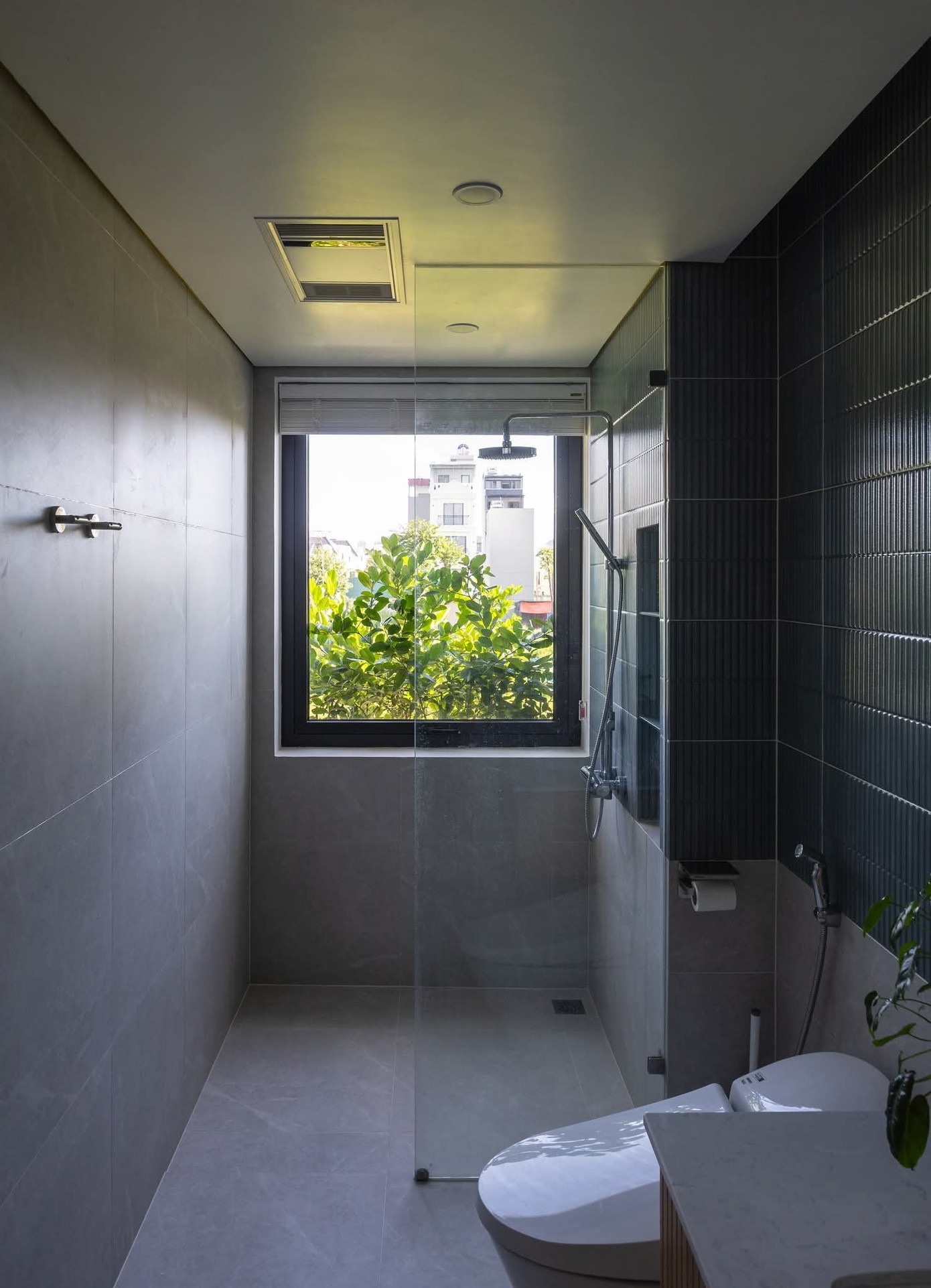 Tối ưu thông gió, ánh sáng, kết nối thiên nhiên cho nhà phố 3 tầng - Ảnh 13