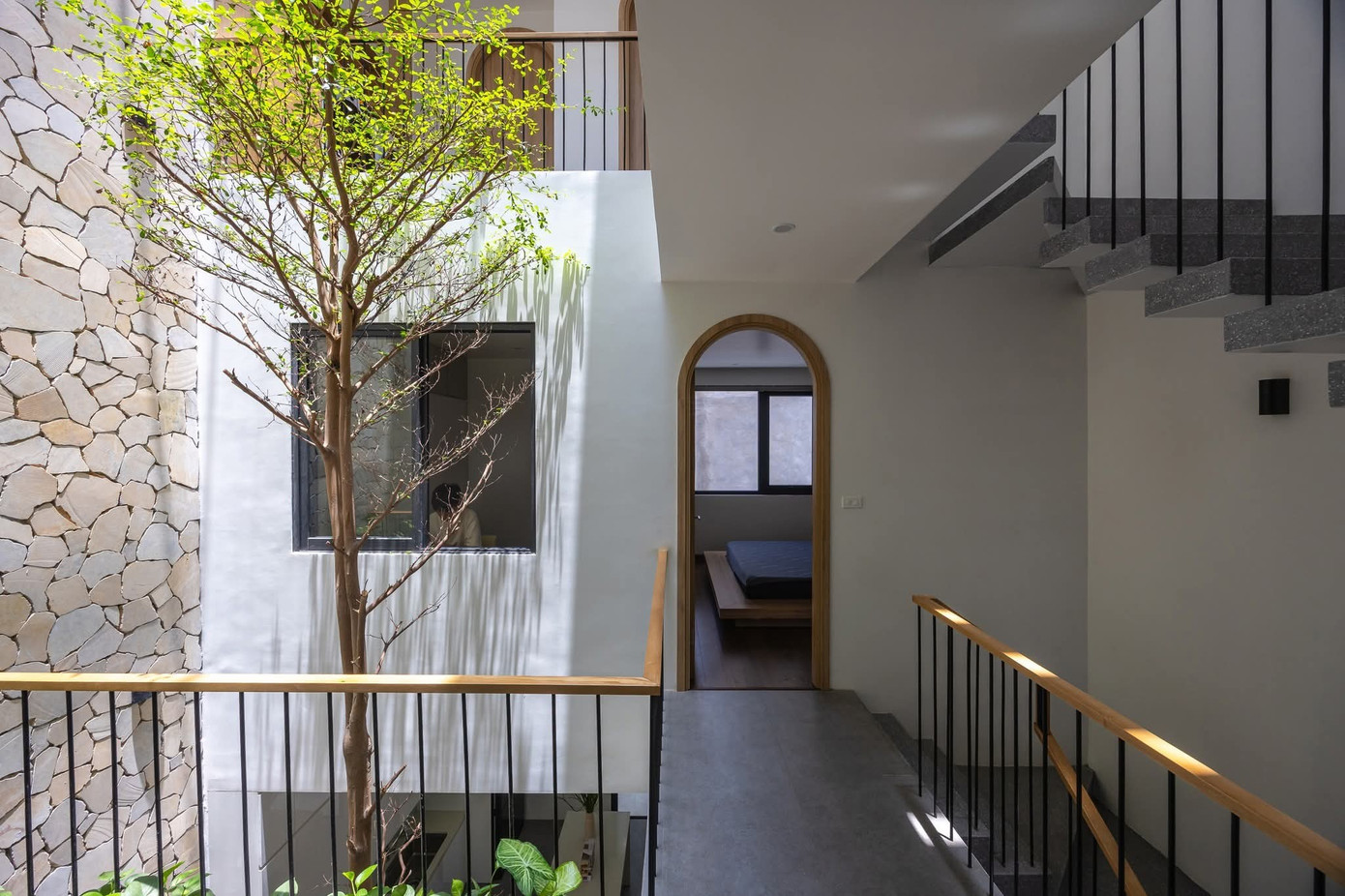 Tối ưu thông gió, ánh sáng, kết nối thiên nhiên cho nhà phố 3 tầng - Ảnh 10