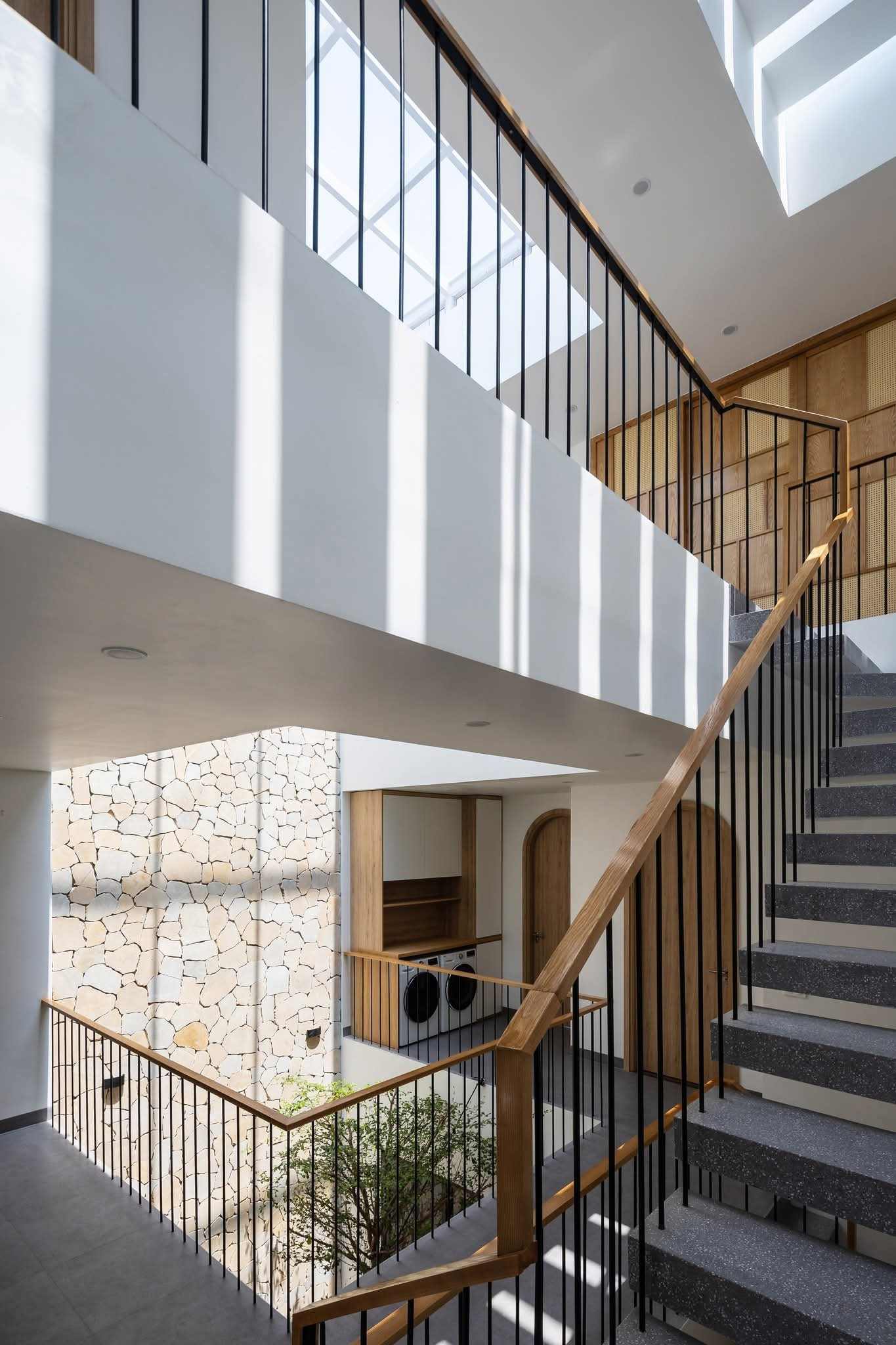 Tối ưu thông gió, ánh sáng, kết nối thiên nhiên cho nhà phố 3 tầng - Ảnh 16