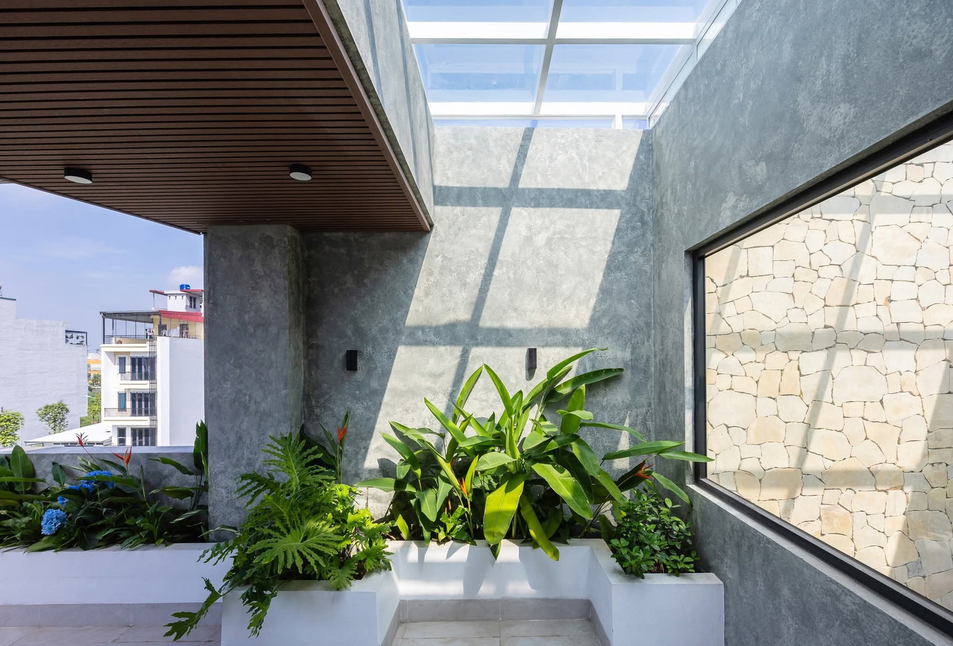 Tối ưu thông gió, ánh sáng, kết nối thiên nhiên cho nhà phố 3 tầng - Ảnh 17