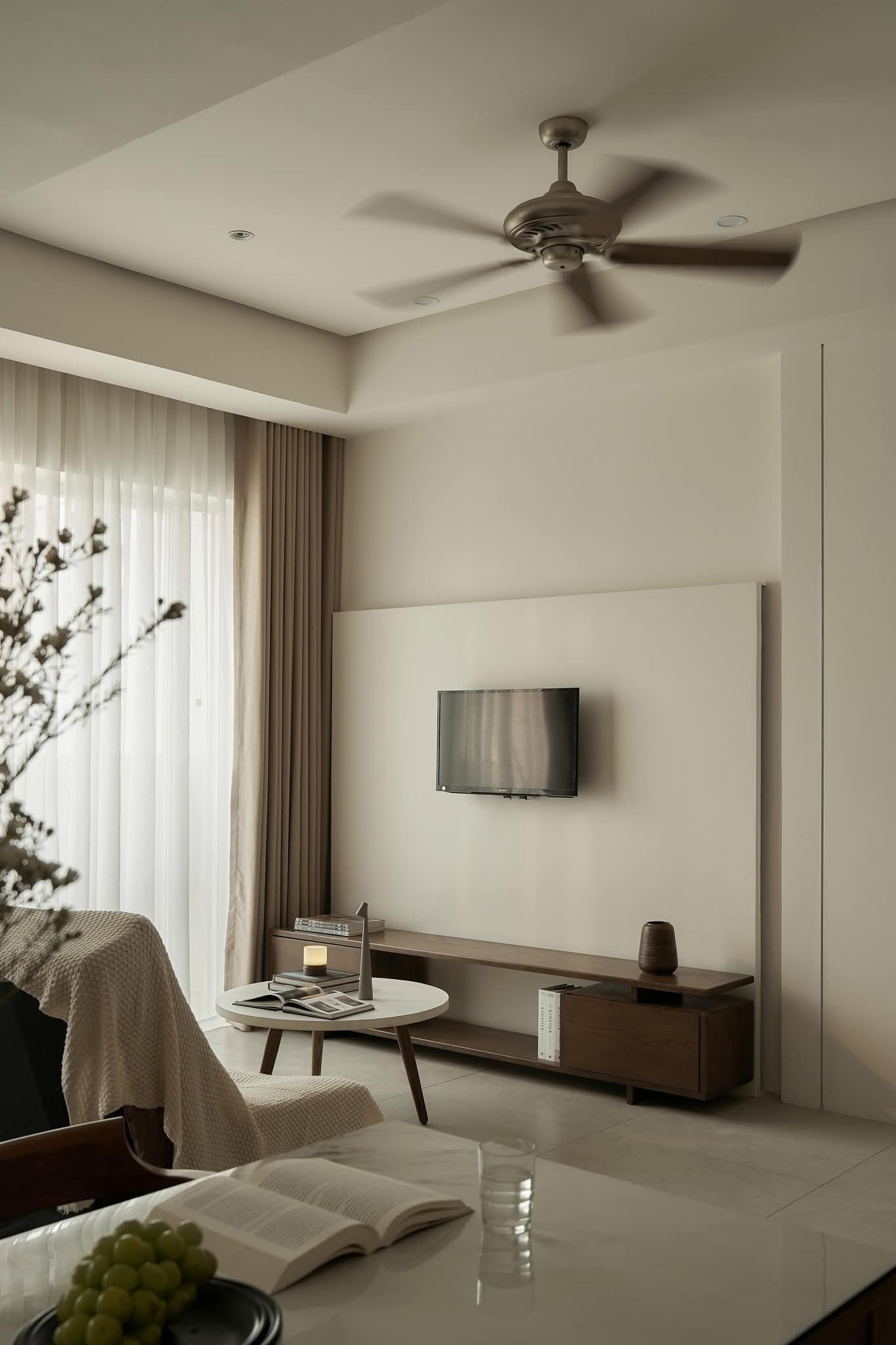 Tối ưu diện tích sử dụng cho căn hộ 64m2 bằng hệ cửa giấu kín - Ảnh 1