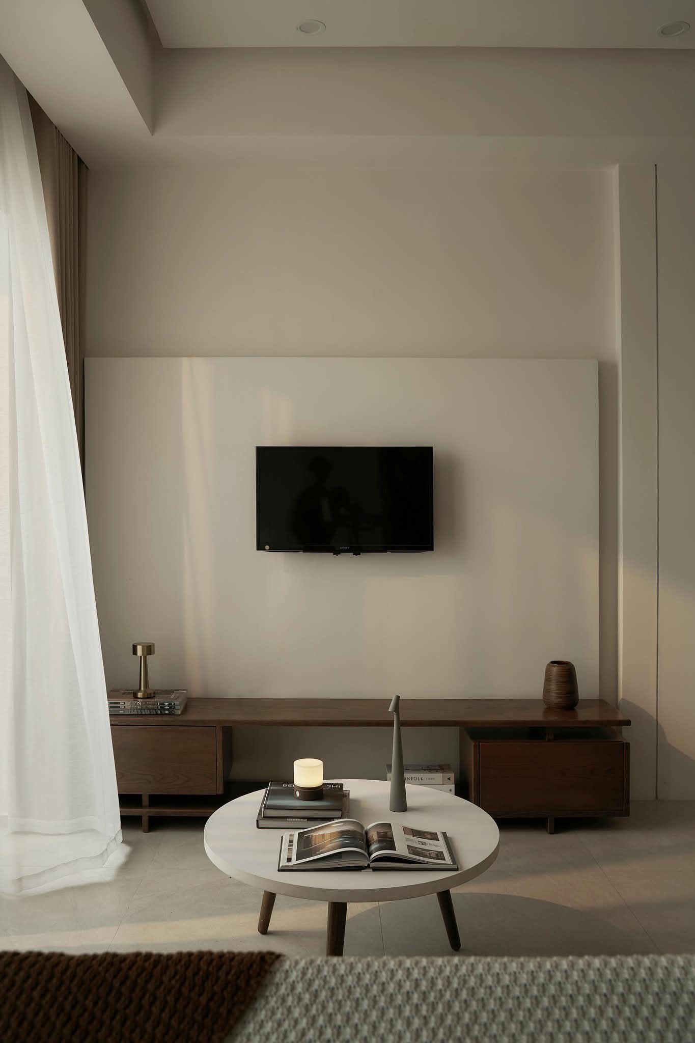 Tối ưu diện tích sử dụng cho căn hộ 64m2 bằng hệ cửa giấu kín - Ảnh 2