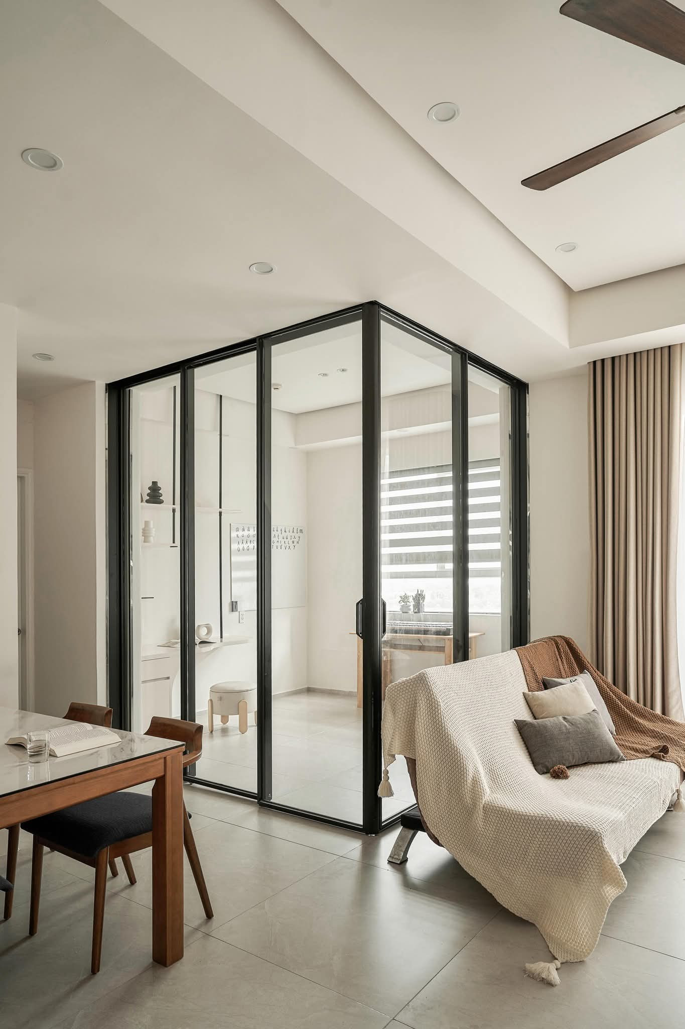 Tối ưu diện tích sử dụng cho căn hộ 64m2 bằng hệ cửa giấu kín - Ảnh 4