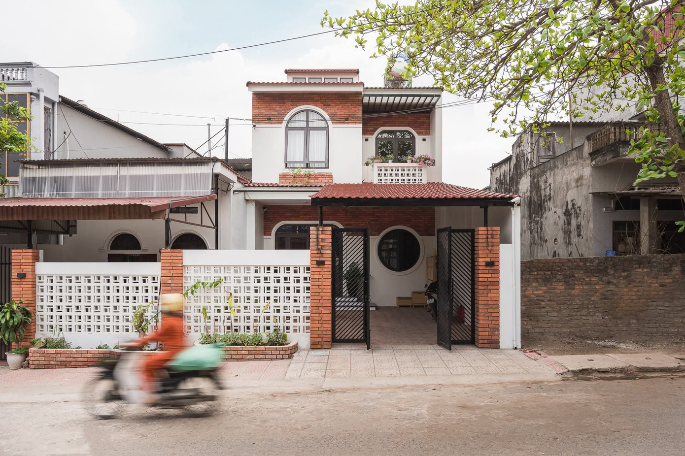 Nhà 2 tầng đẹp phân chia 4 phòng ngủ với giếng trời xanh mát - Ảnh 1