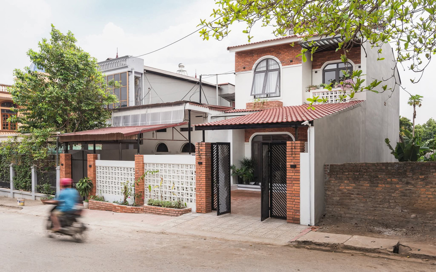 Nhà 2 tầng đẹp phân chia 4 phòng ngủ với giếng trời xanh mát - Ảnh 10