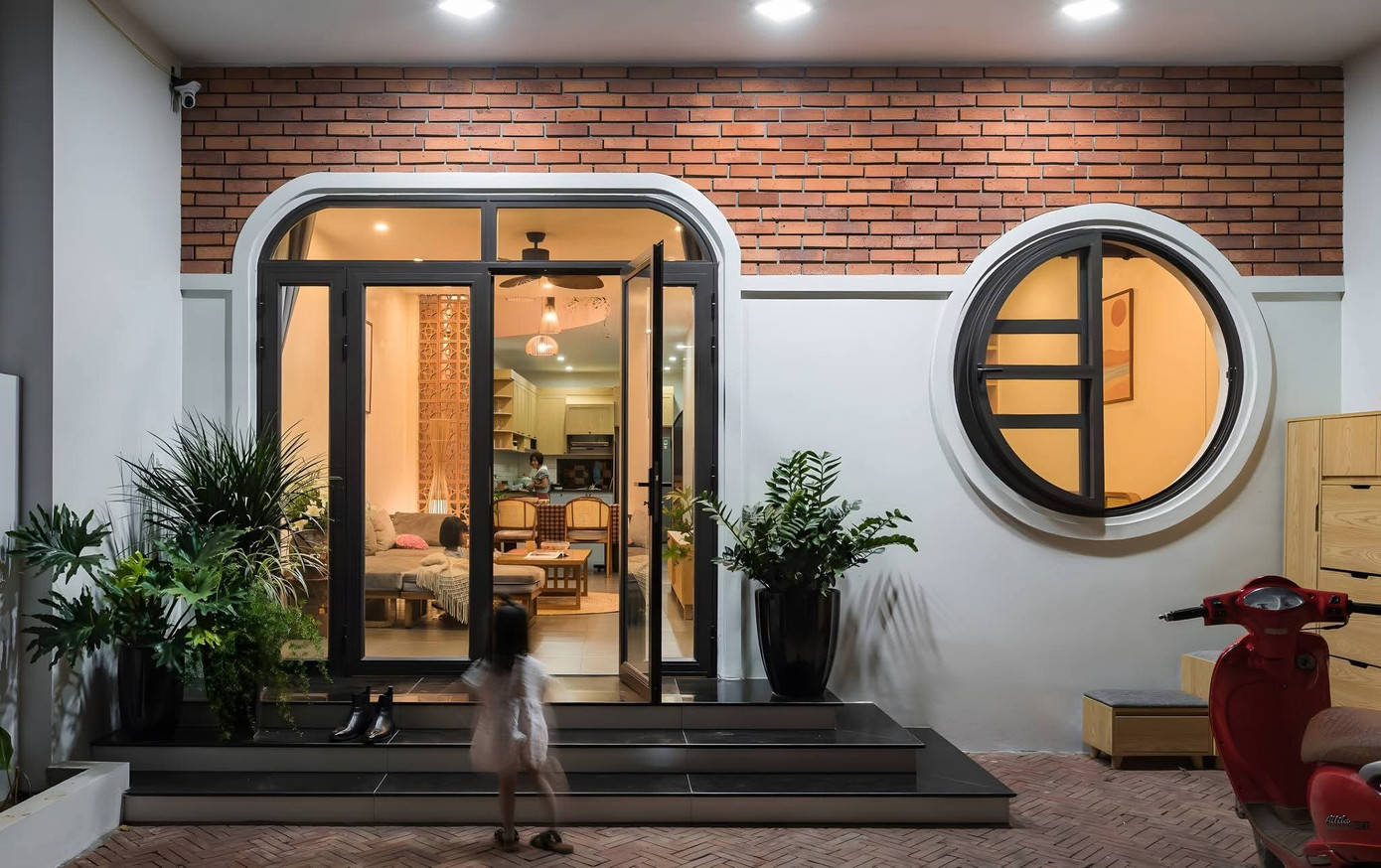 Nhà 2 tầng đẹp phân chia 4 phòng ngủ với giếng trời xanh mát - Ảnh 2