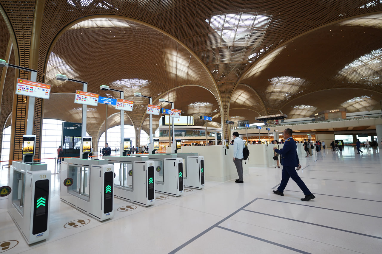 Sân bay 1,5 tỷ USD hiện đại bậc nhất thế giới của Campuchia mở cửa: Du khách đầu tiên đến từ Trung Quốc - Ảnh 3