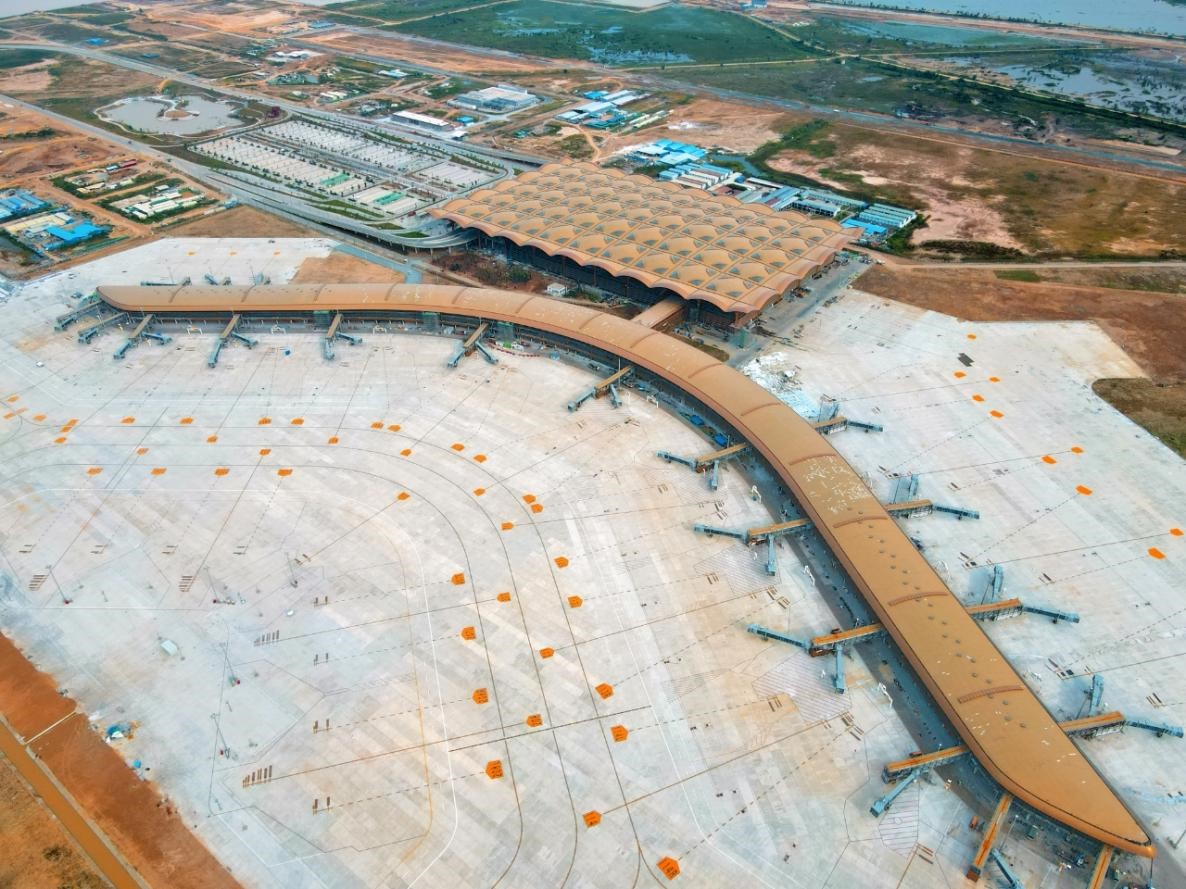 Sân bay 1,5 tỷ USD hiện đại bậc nhất thế giới của Campuchia mở cửa: Du khách đầu tiên đến từ Trung Quốc - Ảnh 2
