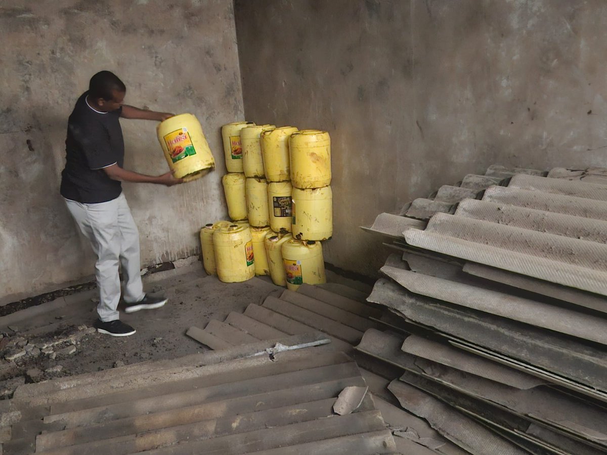 Theo dõi xe tải liên tục ra vào bãi đỗ xe, công an triệt phá đường dây sản xuất dầu ăn giả, tịch thu nhiều can dầu 20 lít và tiền mặt phi pháp - Ảnh 1