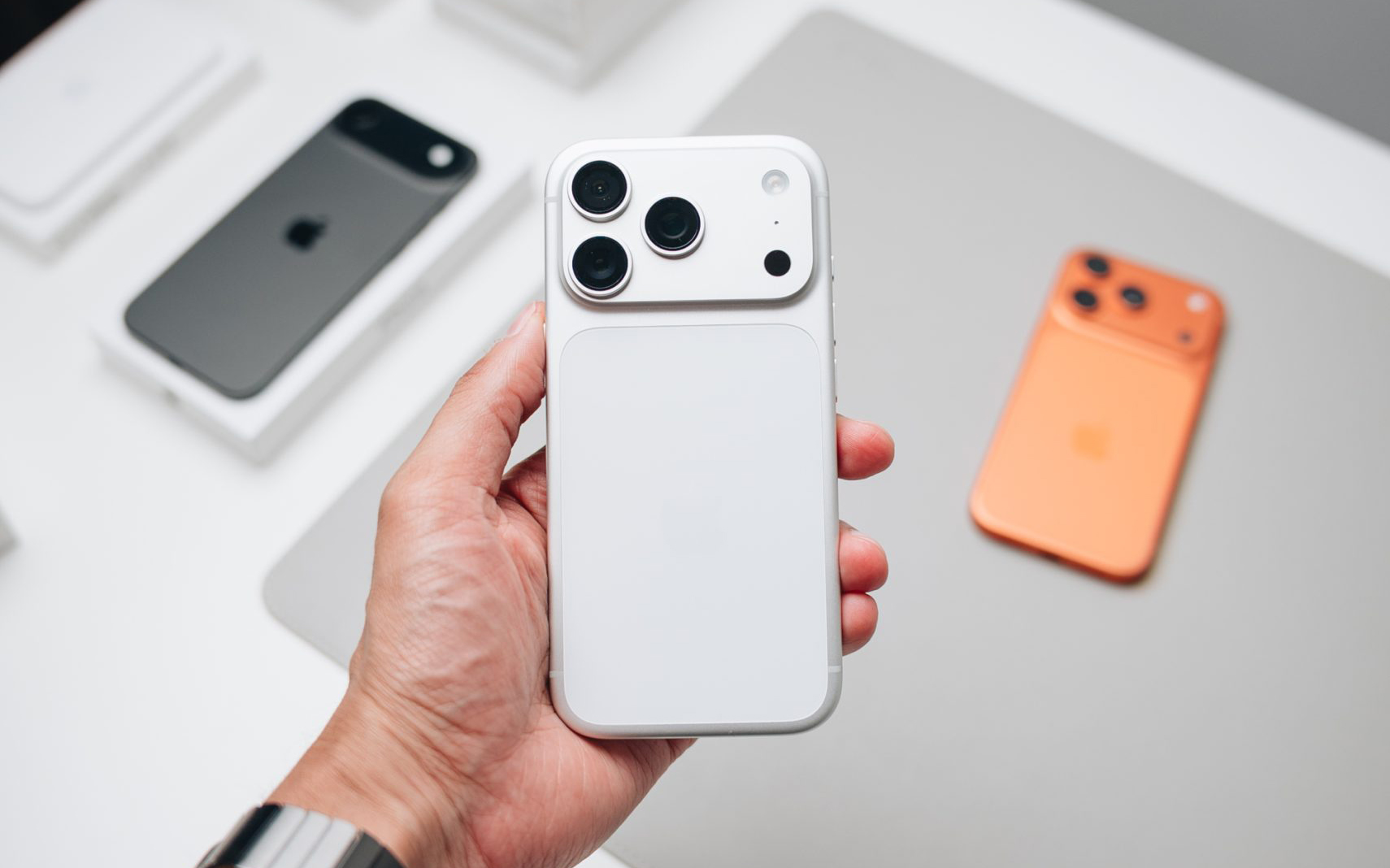 Không phải màu cam, một mẫu iPhone 17 Pro Max có giá tăng cao, bỏ thêm 10 triệu đồng cũng chưa chắc mua được - Ảnh 2