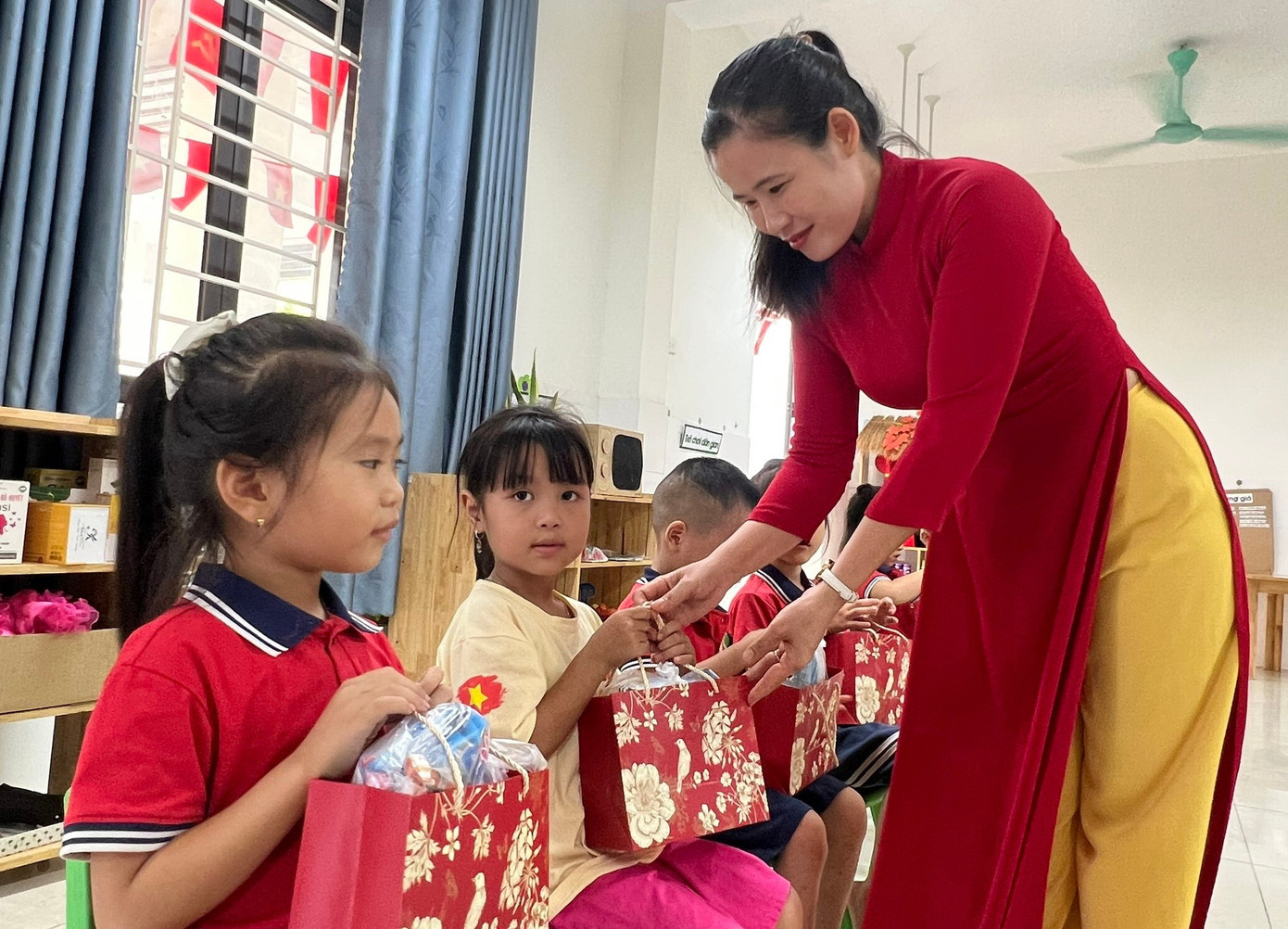 Lương của giáo viên phổ thông công lập dự kiến tăng cao nhất tới 17,6 triệu đồng - Ảnh 1