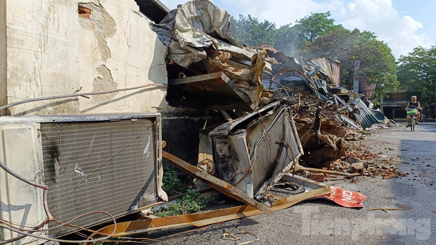 Cận cảnh khu nhà xưởng 700m2 cháy rụi sau vài giờ ở Hà Nội - Ảnh 22