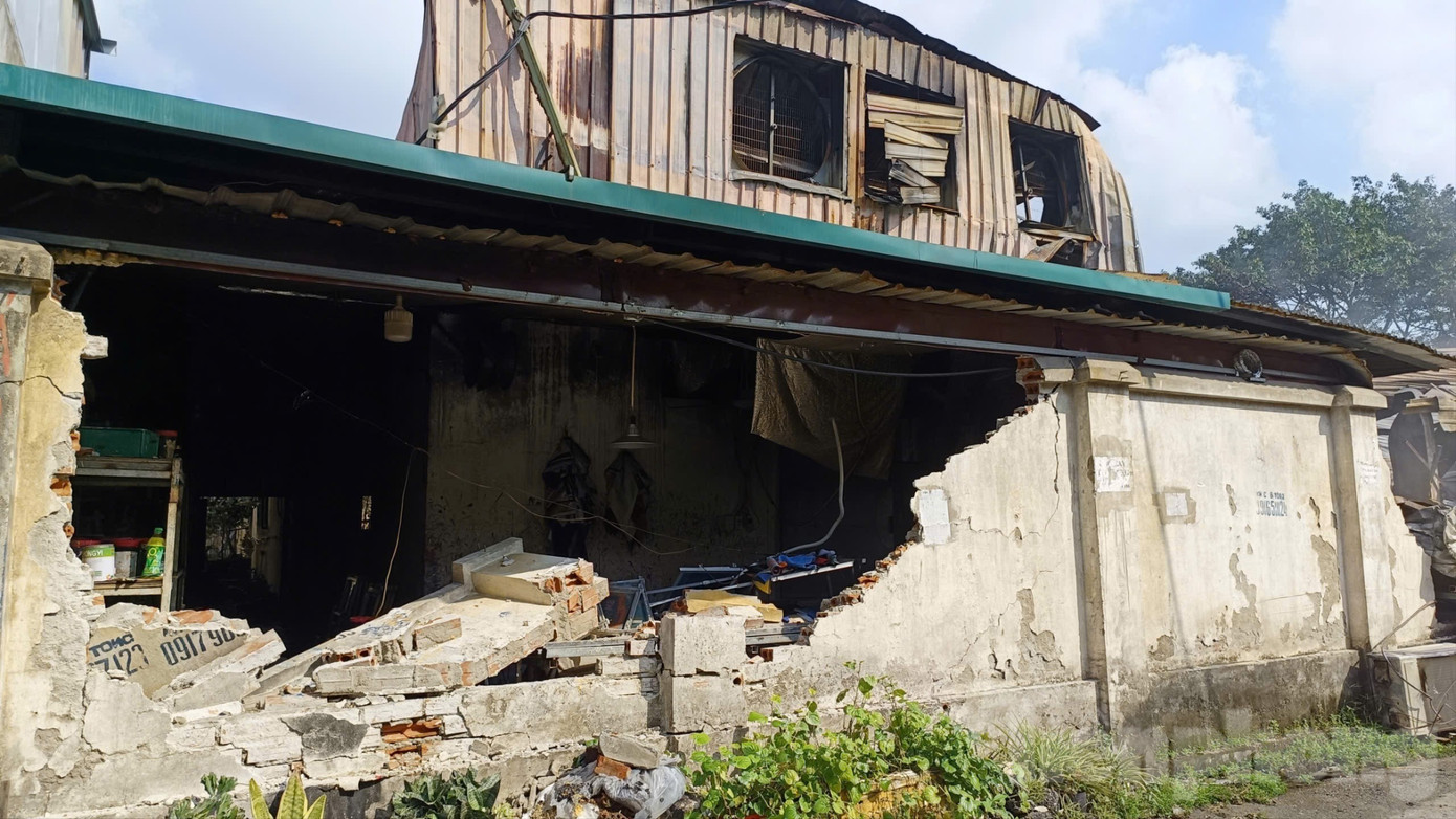 Cận cảnh khu nhà xưởng 700m2 cháy rụi sau vài giờ ở Hà Nội - Ảnh 3