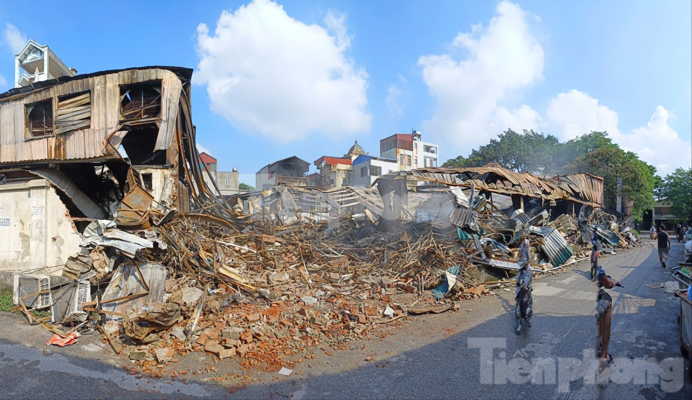 Cận cảnh khu nhà xưởng 700m2 cháy rụi sau vài giờ ở Hà Nội - Ảnh 23