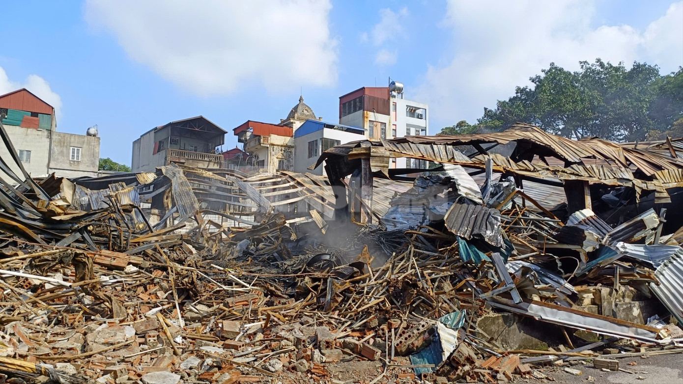 Cận cảnh khu nhà xưởng 700m2 cháy rụi sau vài giờ ở Hà Nội - Ảnh 2