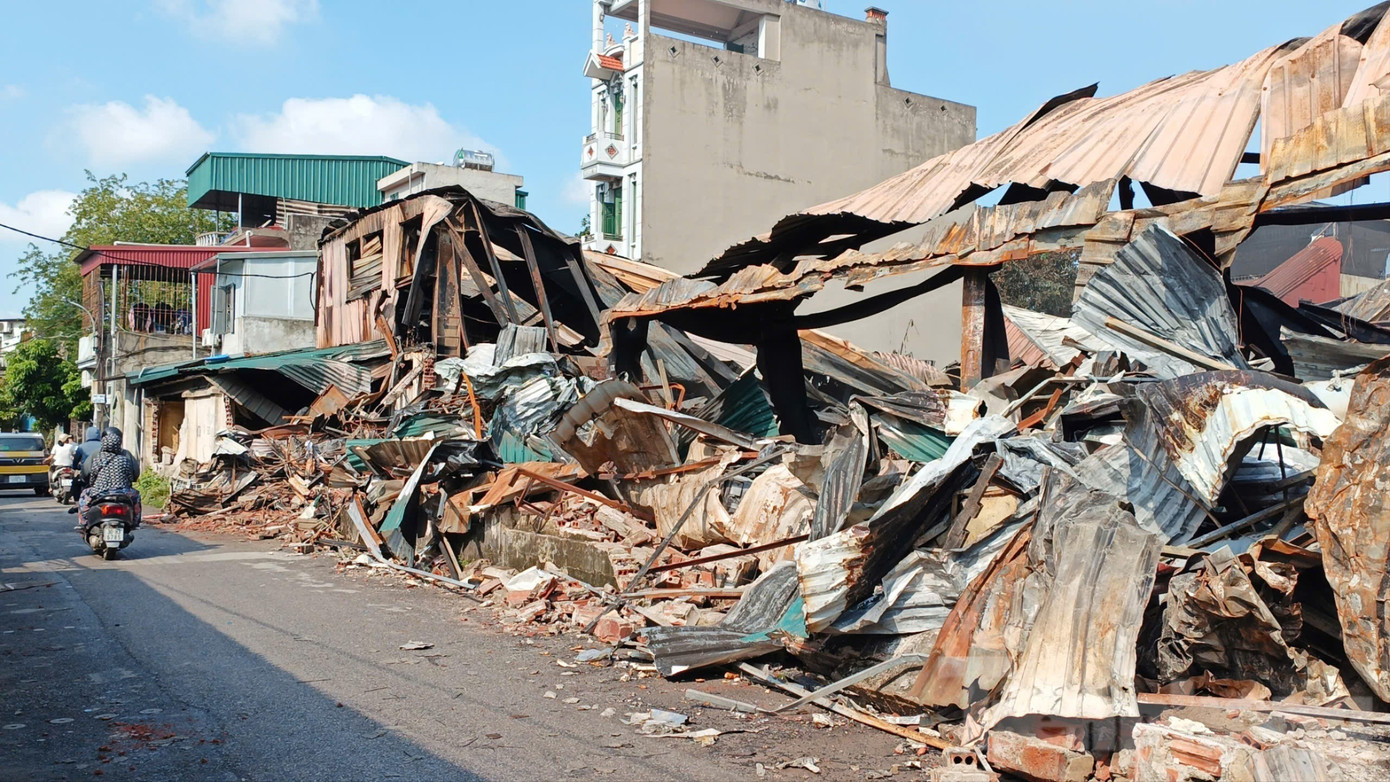 Cận cảnh khu nhà xưởng 700m2 cháy rụi sau vài giờ ở Hà Nội - Ảnh 4