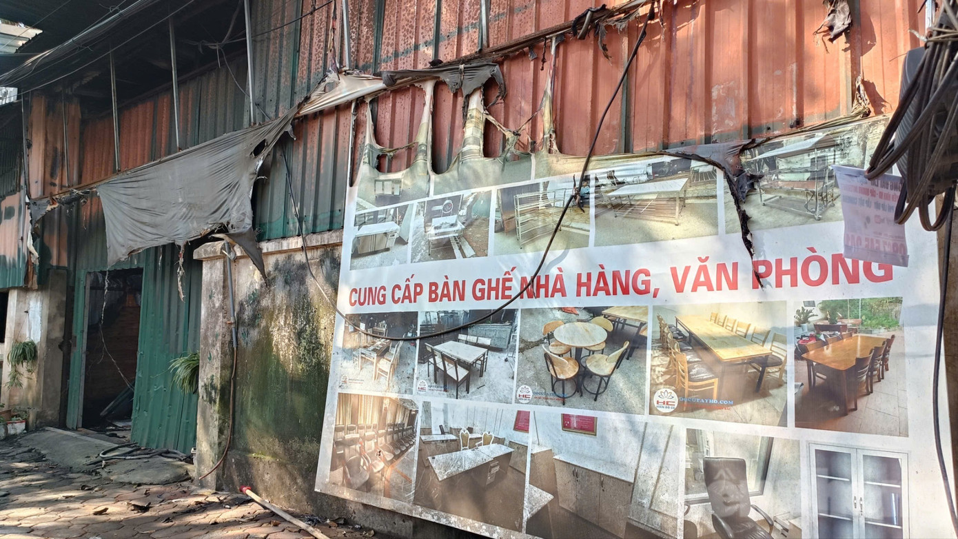 Cận cảnh khu nhà xưởng 700m2 cháy rụi sau vài giờ ở Hà Nội - Ảnh 6