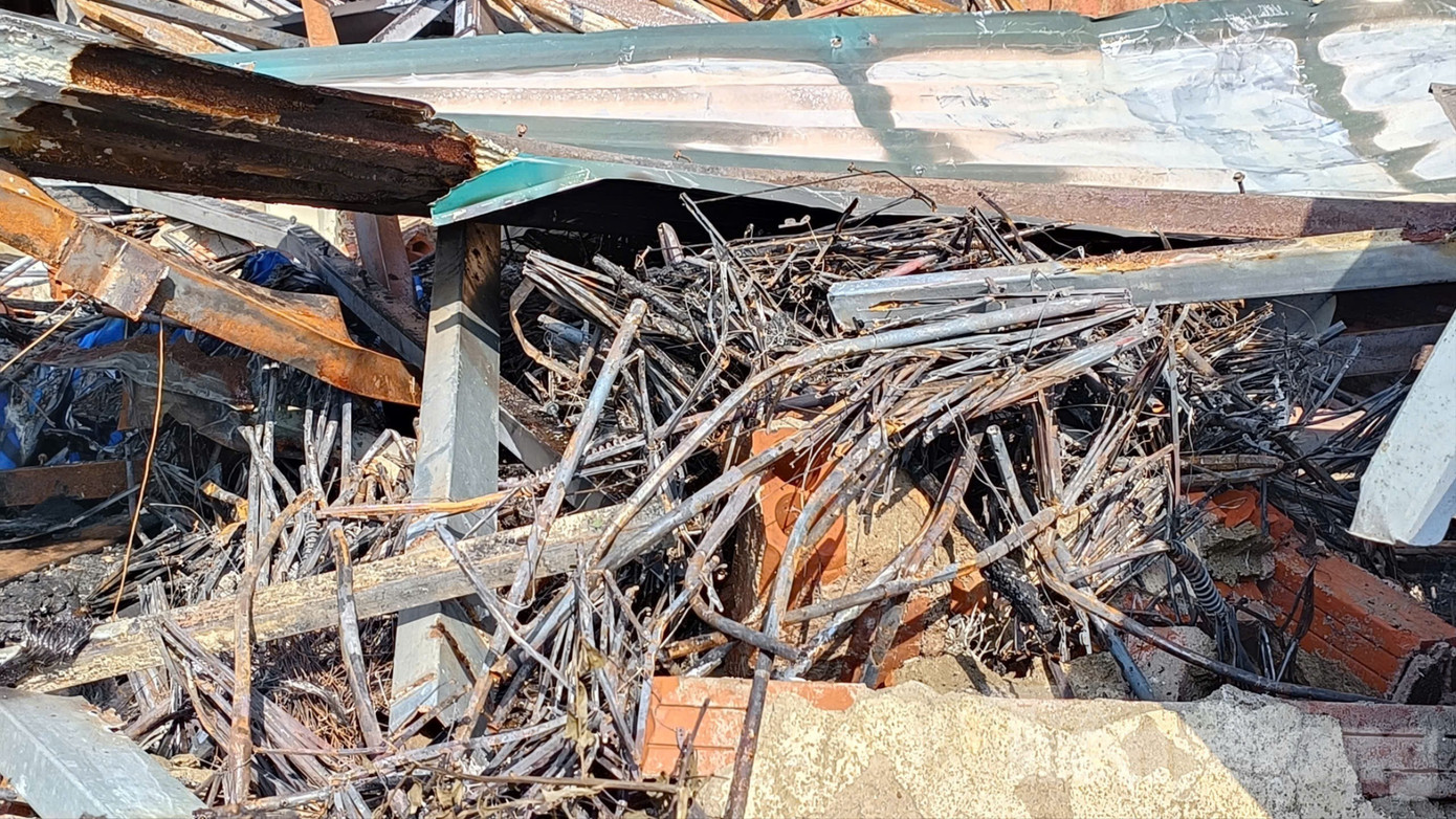 Cận cảnh khu nhà xưởng 700m2 cháy rụi sau vài giờ ở Hà Nội - Ảnh 5