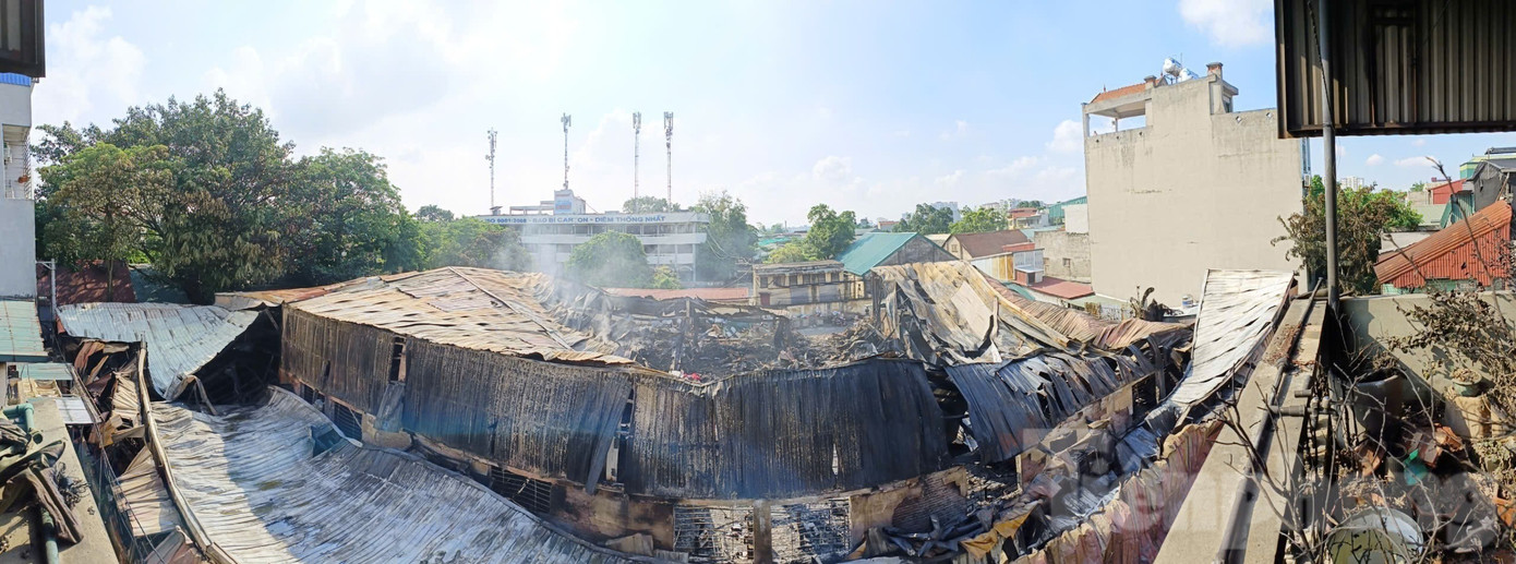 Cận cảnh khu nhà xưởng 700m2 cháy rụi sau vài giờ ở Hà Nội - Ảnh 9