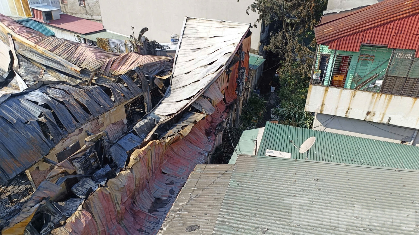 Cận cảnh khu nhà xưởng 700m2 cháy rụi sau vài giờ ở Hà Nội - Ảnh 7