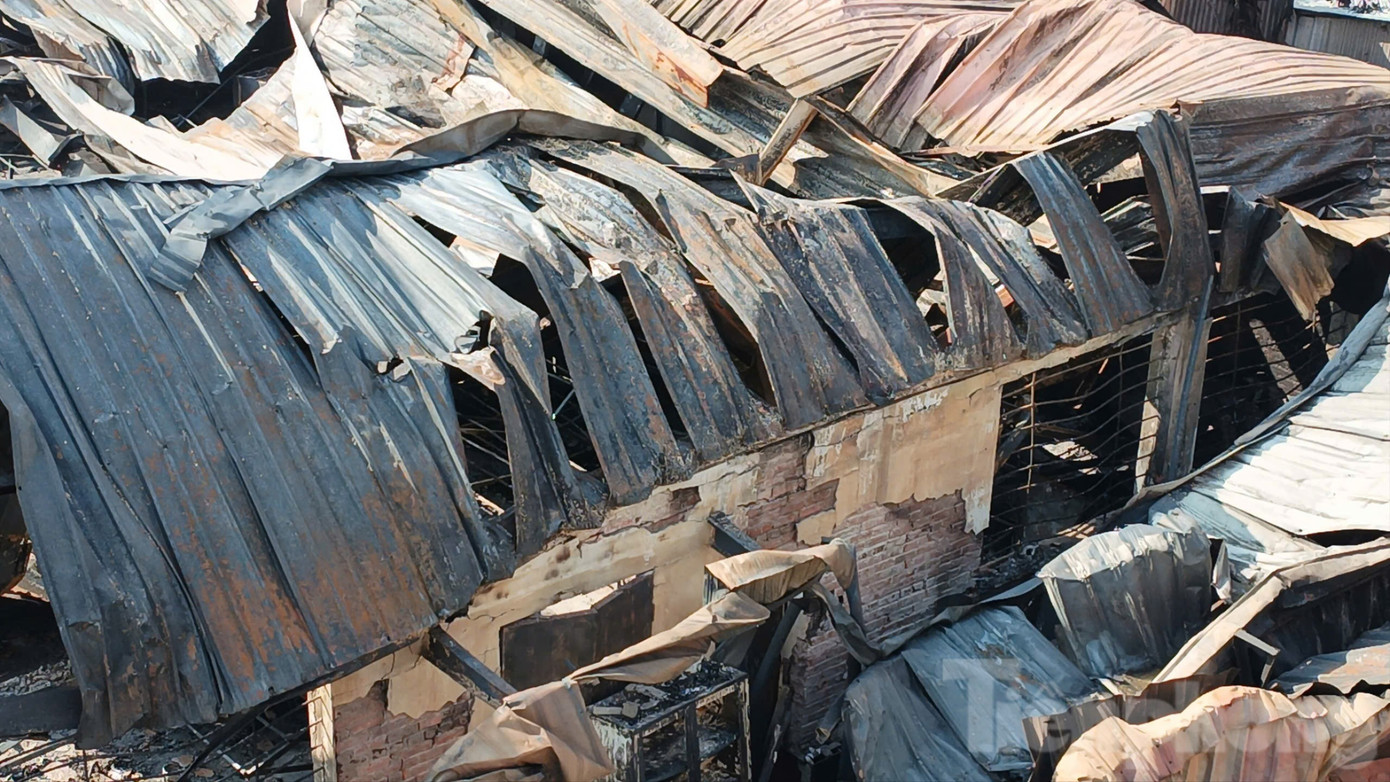 Cận cảnh khu nhà xưởng 700m2 cháy rụi sau vài giờ ở Hà Nội - Ảnh 10