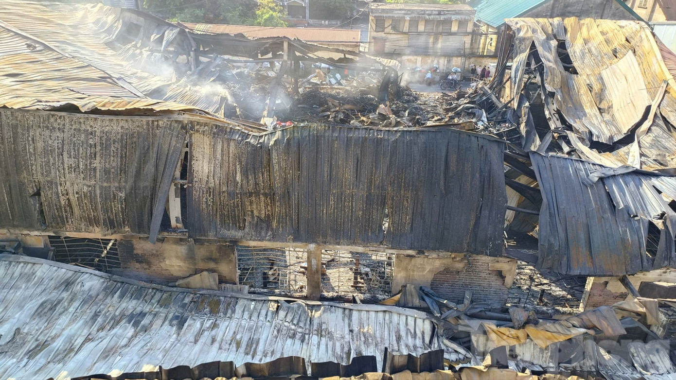 Cận cảnh khu nhà xưởng 700m2 cháy rụi sau vài giờ ở Hà Nội - Ảnh 13