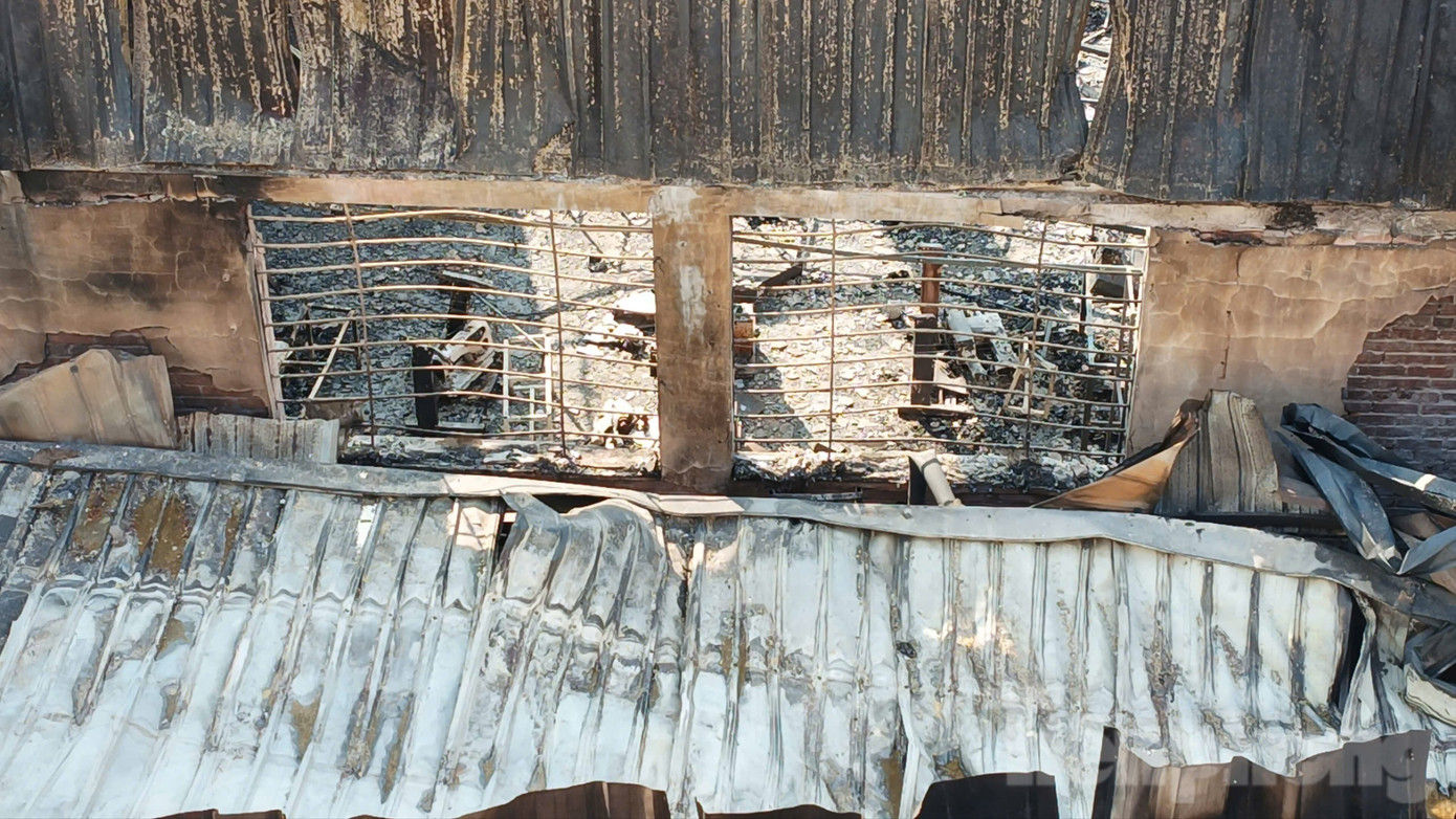 Cận cảnh khu nhà xưởng 700m2 cháy rụi sau vài giờ ở Hà Nội - Ảnh 8