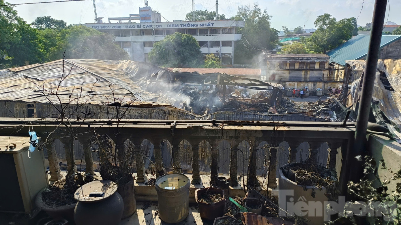 Cận cảnh khu nhà xưởng 700m2 cháy rụi sau vài giờ ở Hà Nội - Ảnh 11