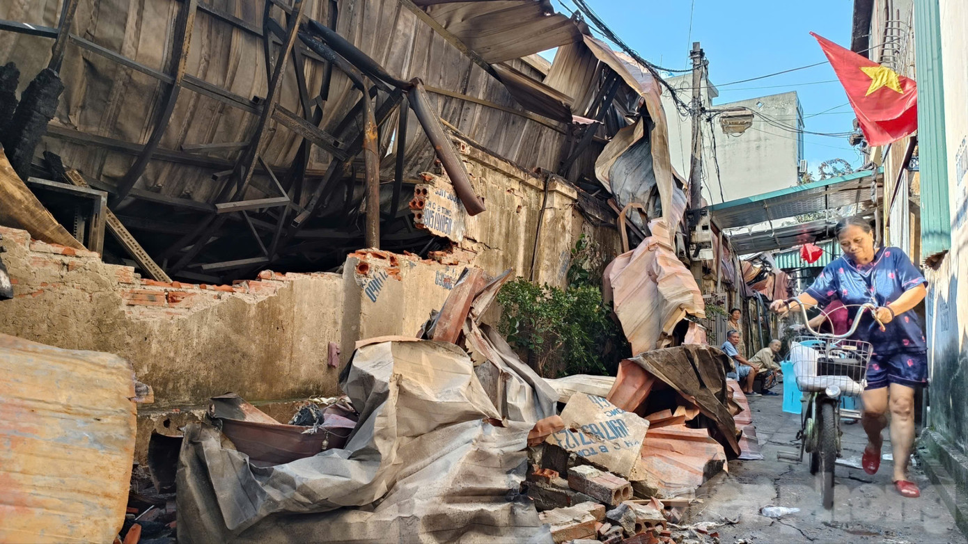 Cận cảnh khu nhà xưởng 700m2 cháy rụi sau vài giờ ở Hà Nội - Ảnh 12