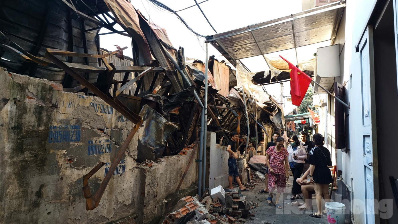 Cận cảnh khu nhà xưởng 700m2 cháy rụi sau vài giờ ở Hà Nội - Ảnh 15