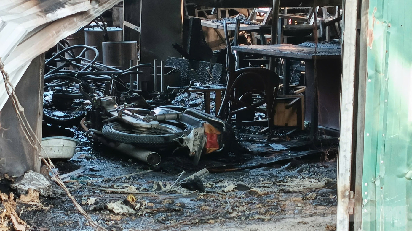 Cận cảnh khu nhà xưởng 700m2 cháy rụi sau vài giờ ở Hà Nội - Ảnh 16