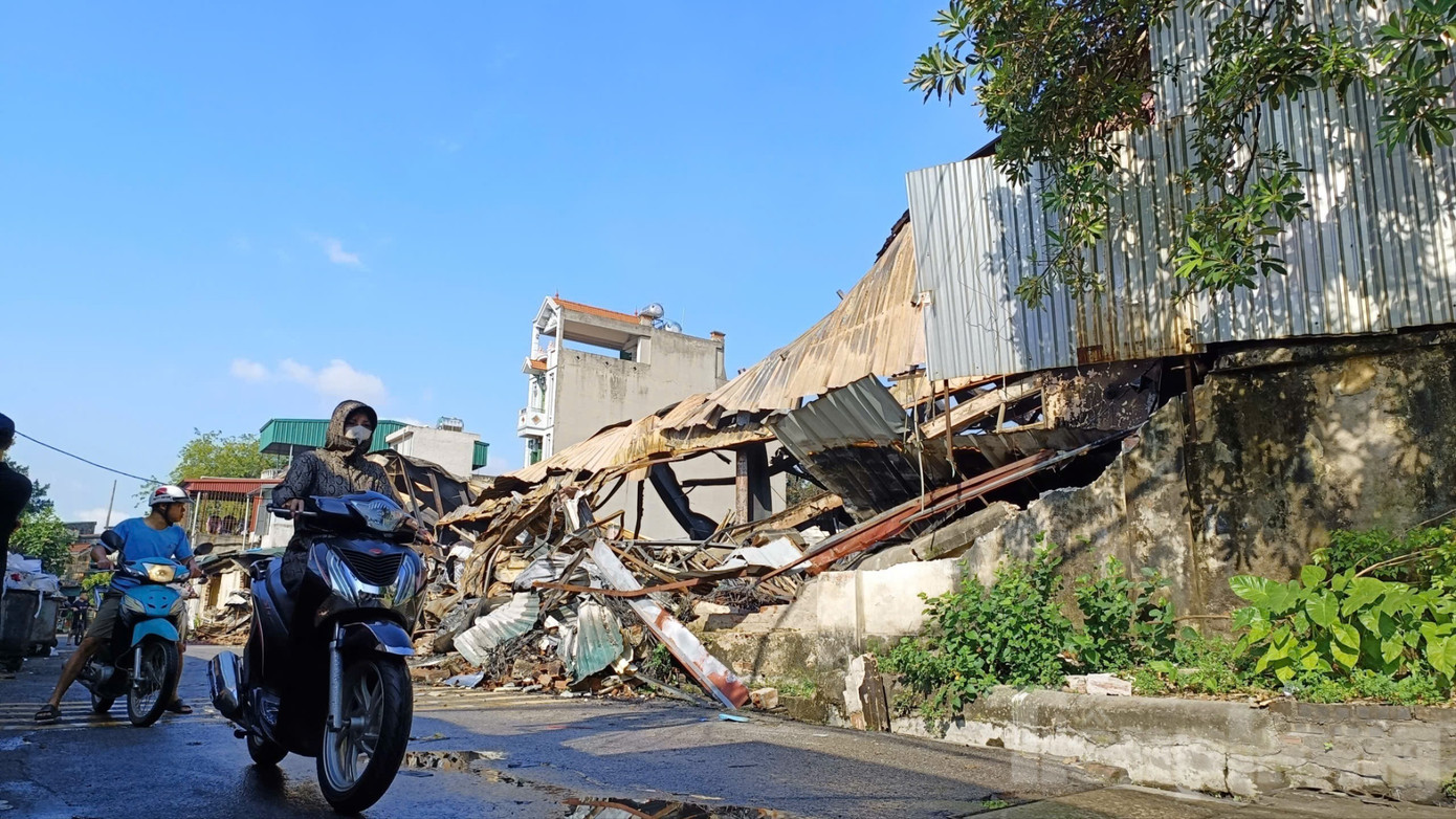 Cận cảnh khu nhà xưởng 700m2 cháy rụi sau vài giờ ở Hà Nội - Ảnh 18