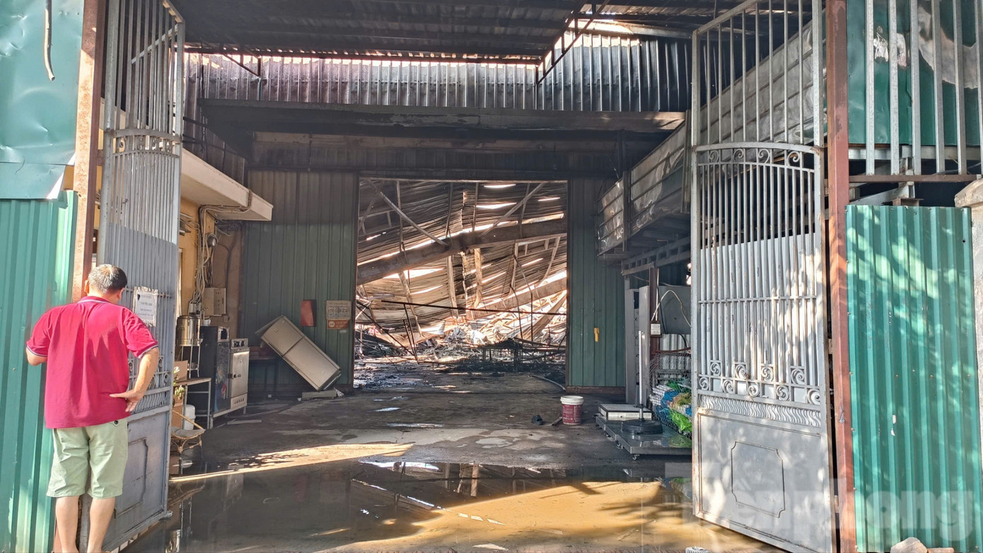 Cận cảnh khu nhà xưởng 700m2 cháy rụi sau vài giờ ở Hà Nội - Ảnh 17