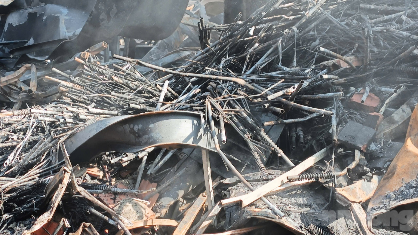 Cận cảnh khu nhà xưởng 700m2 cháy rụi sau vài giờ ở Hà Nội - Ảnh 19