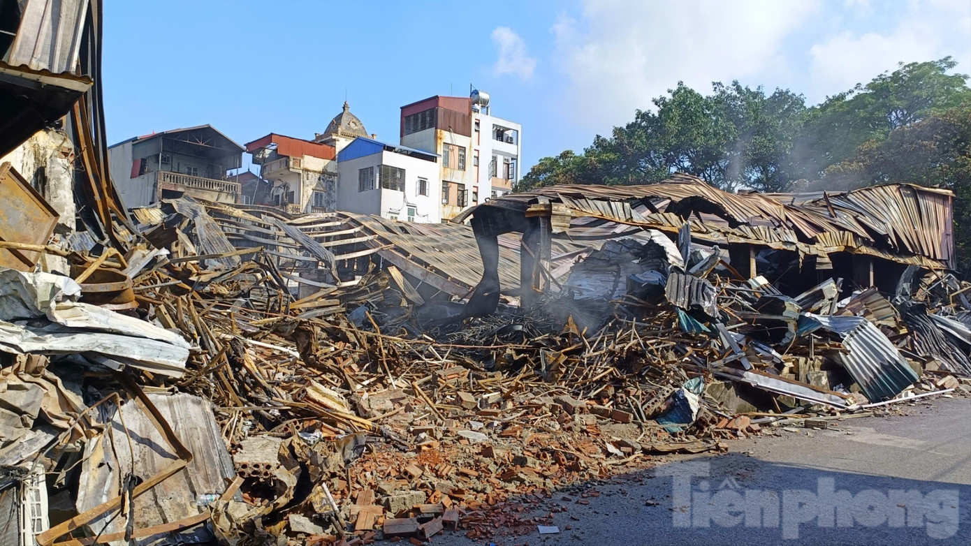 Cận cảnh khu nhà xưởng 700m2 cháy rụi sau vài giờ ở Hà Nội - Ảnh 21